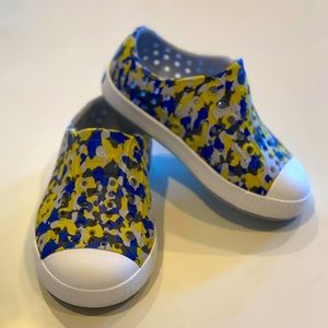 NWOT SZ 6 NATIVE SHOES - BLUE/YELLOW/GRAY CAMO